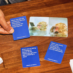 WHAT DO YOU MEME? jugadores en reunión usando el atril y las cartas, incrementa la diversión grupal