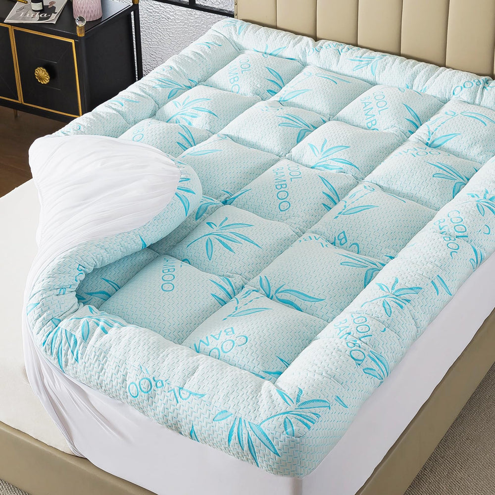 WhatsBedding vista frontal del topper Queen mostrando cobertura completa y beneficio de confort