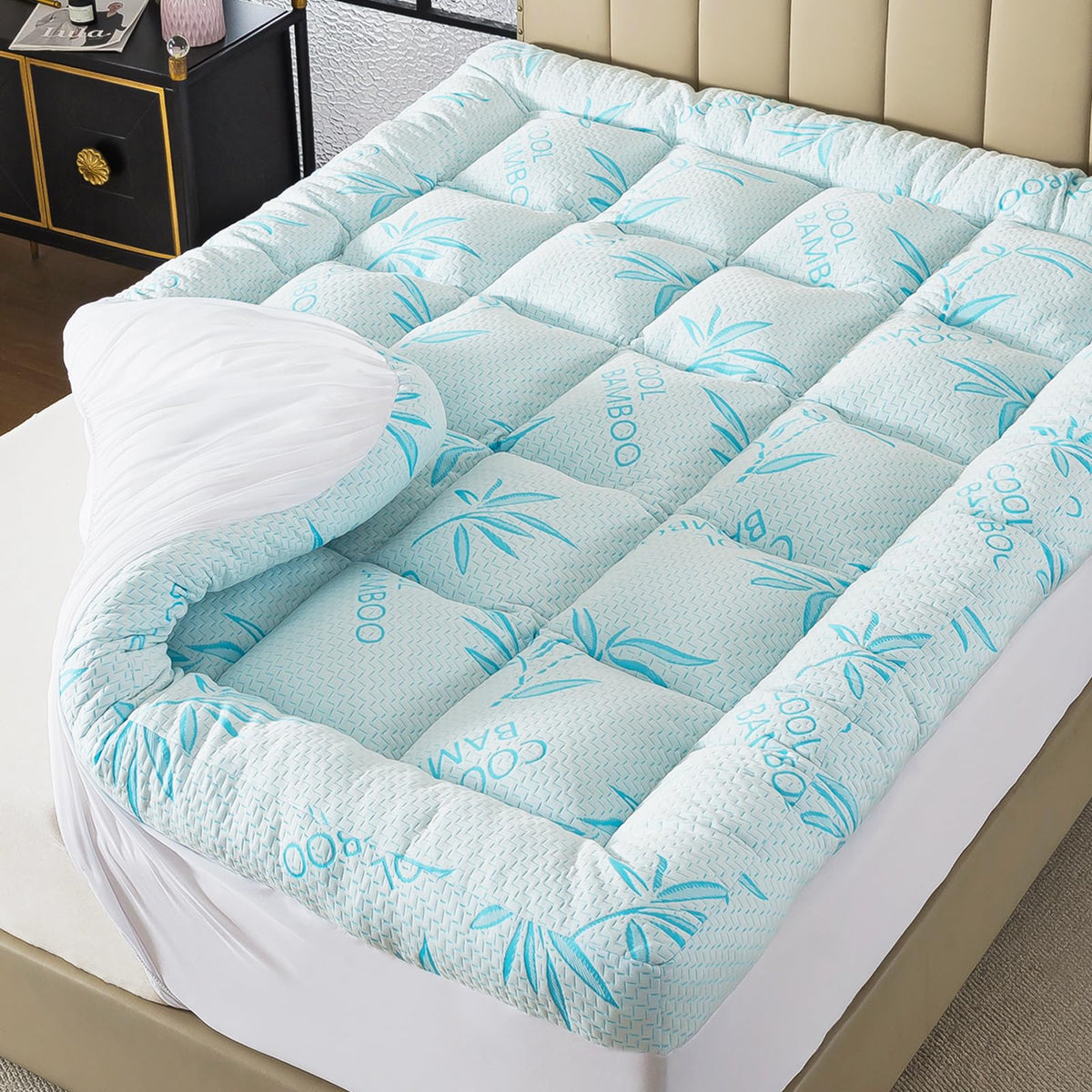 WhatsBedding vista frontal del topper Queen mostrando cobertura completa y beneficio de confort