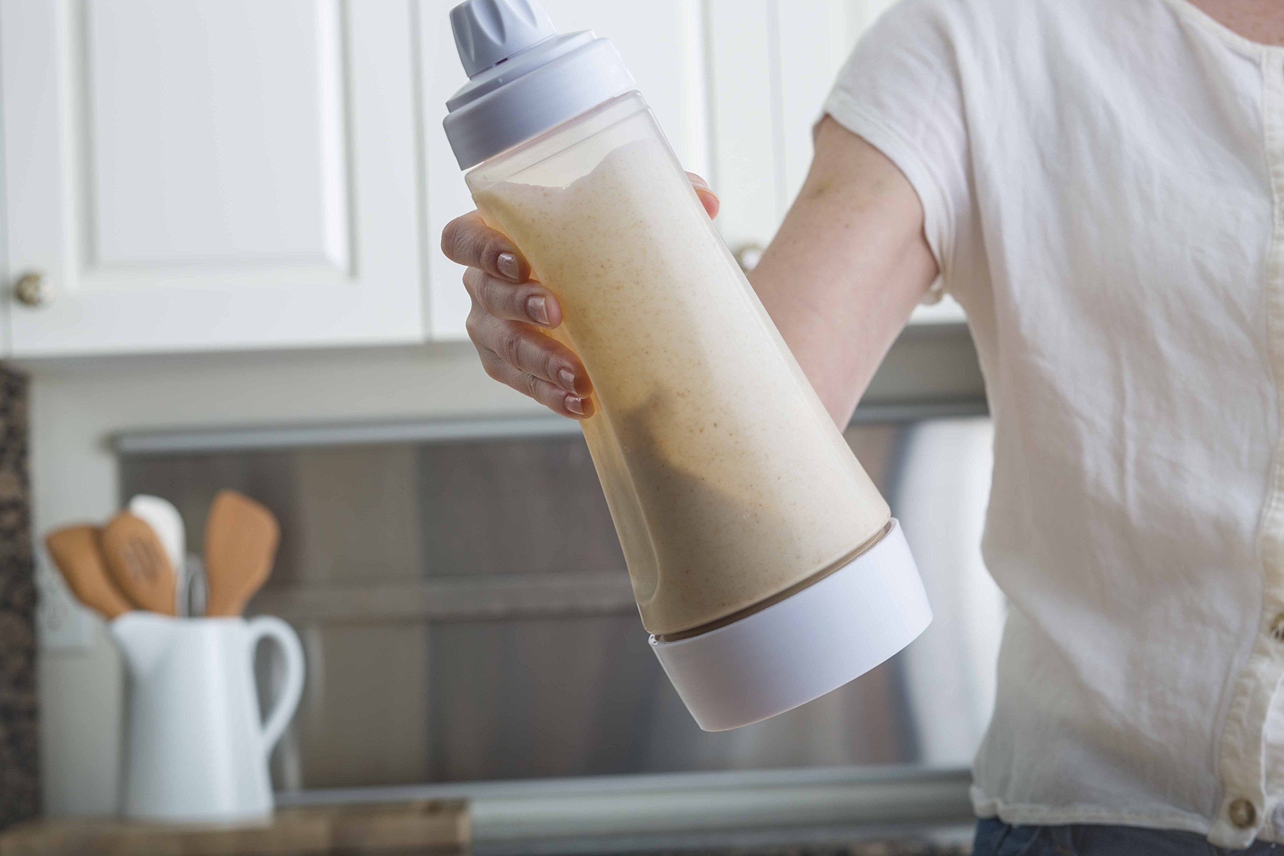 Whiskware vertiendo masa en plancha para formar pancakes con precisión