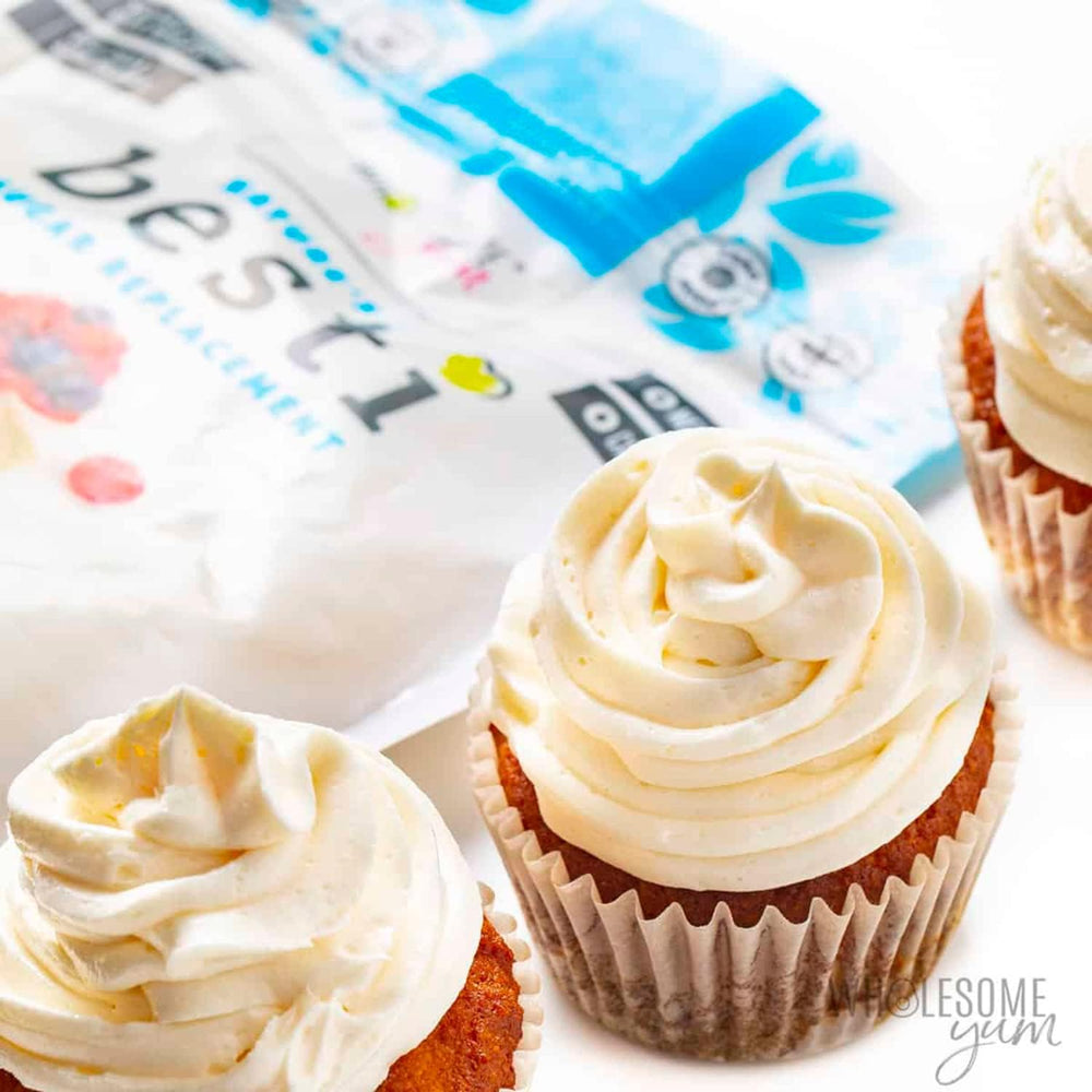 Wholesome Yum Besti espolvoreado sobre pastel con apariencia tradicional