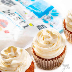 Wholesome Yum Besti espolvoreado sobre pastel con apariencia tradicional