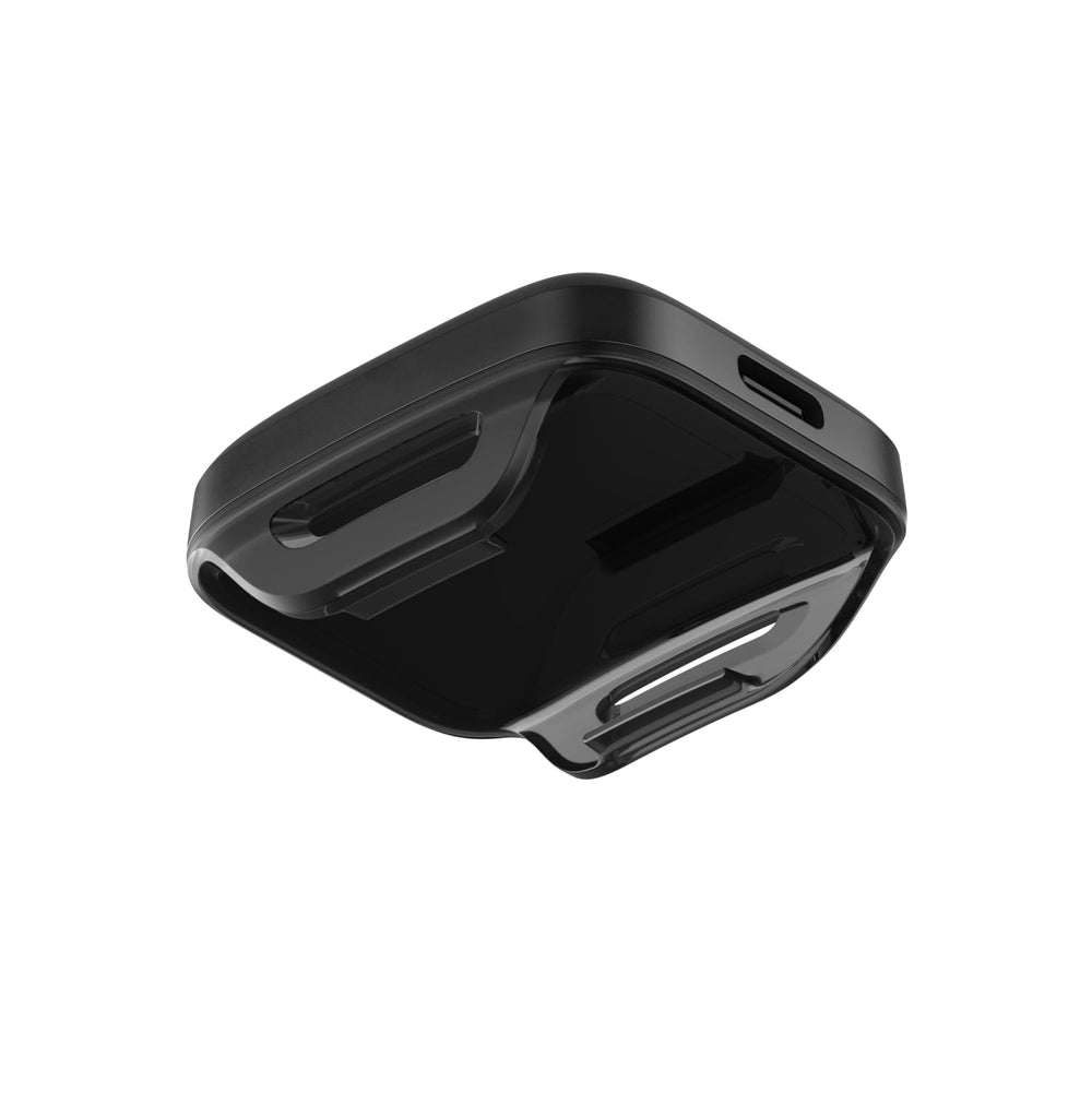 WHOOP PowerPack junto a una moneda para mostrar tamaño portátil