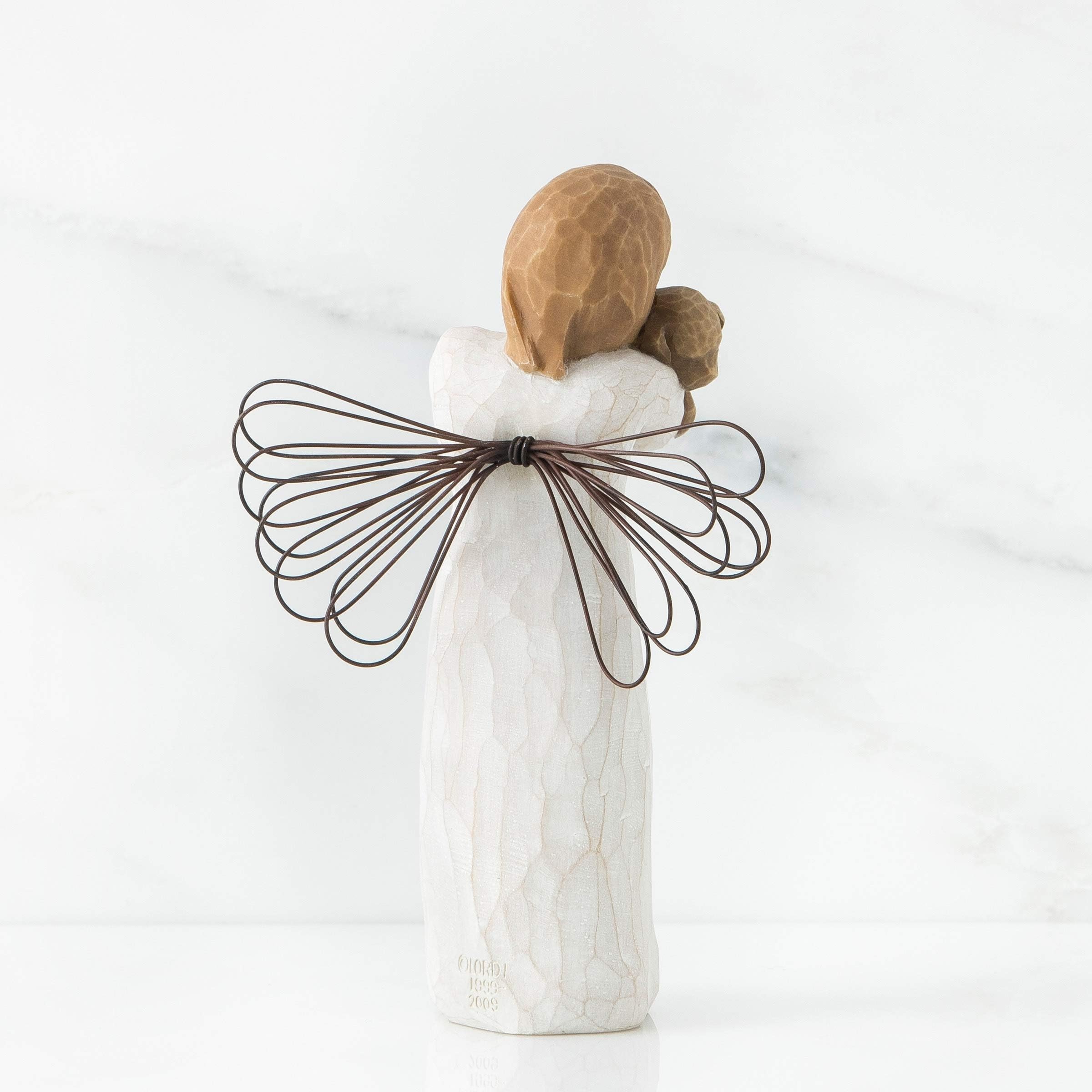 Willow Tree figura sobre mesa en decoración hogareña, añade calidez al espacio