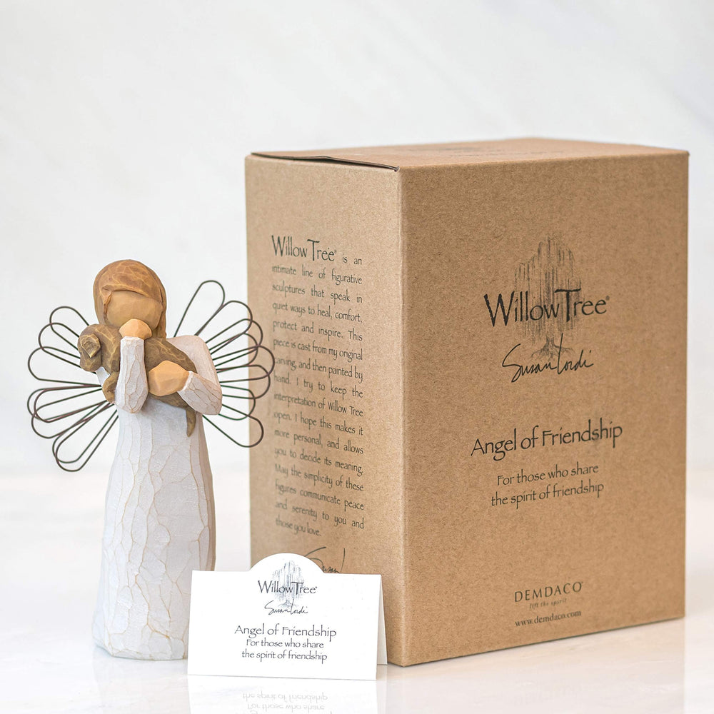 Willow Tree figura junto a objeto de referencia para escala, muestra tamaño real