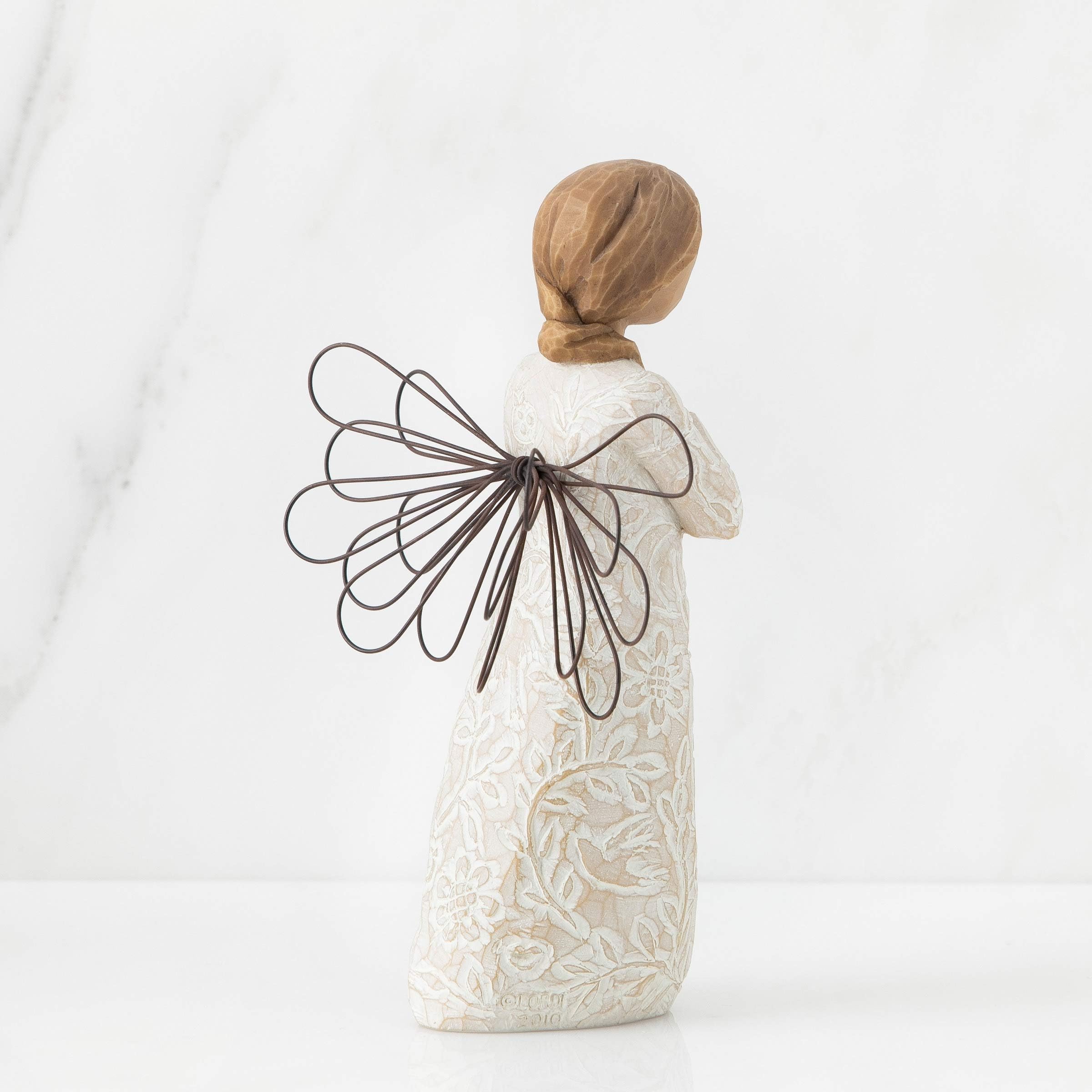 Willow Tree alas de alambre en primer plano con elegancia ligera