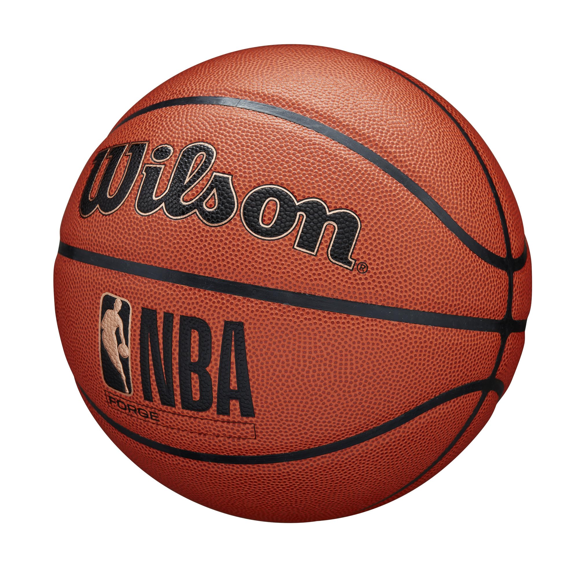 WILSON balón en asfalto demostrando durabilidad exterior
