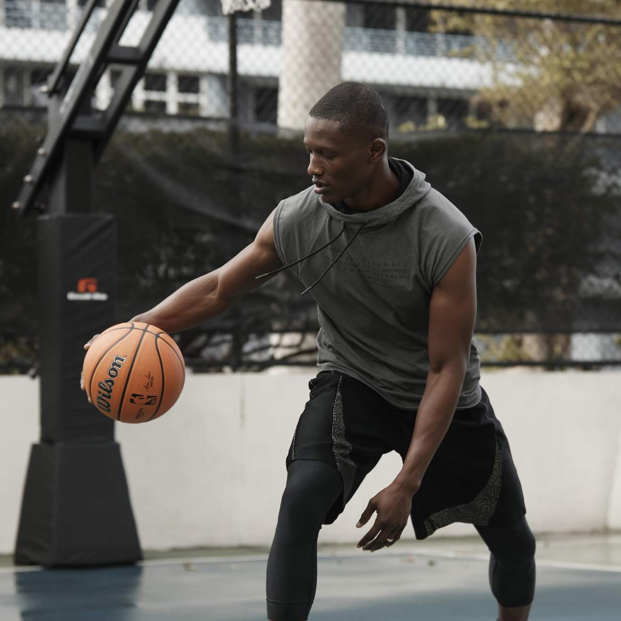 WILSON etiqueta con branding NBA y marcador de autenticidad