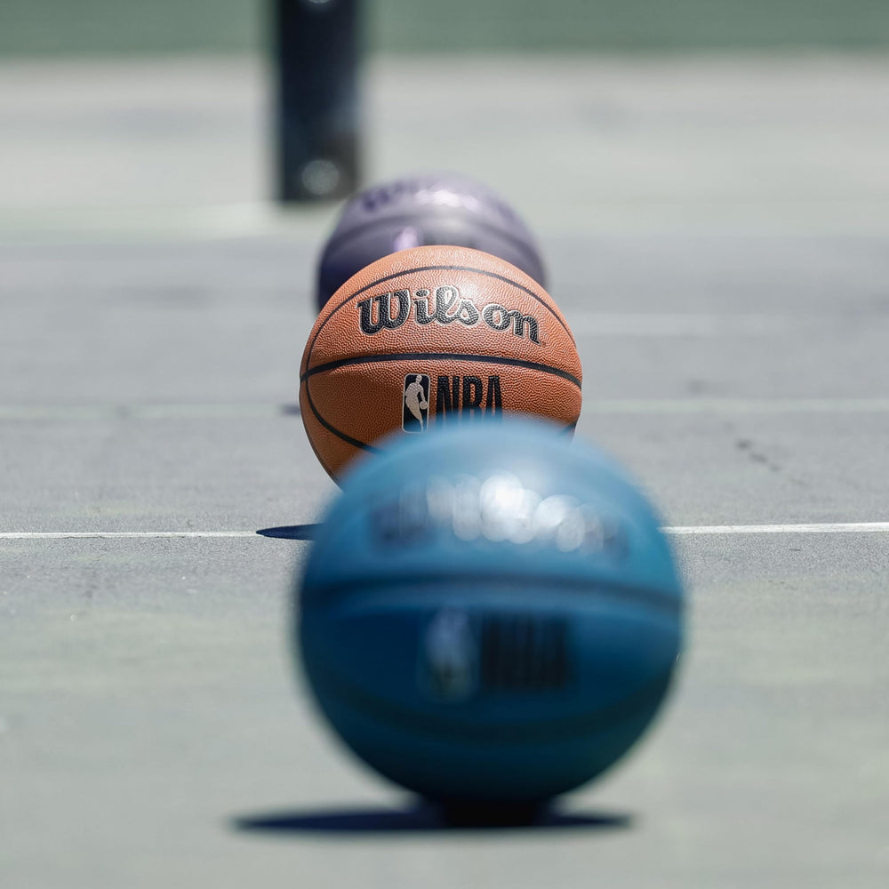 WILSON balón junto a regla para comparar tamaño 29.5"