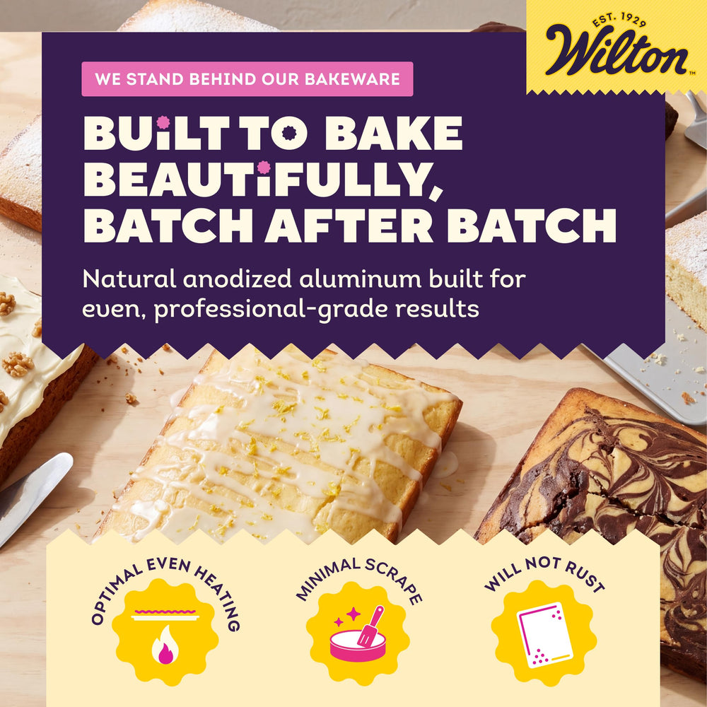 Wilton bandeja junto a manos para comparar tamaño y escala