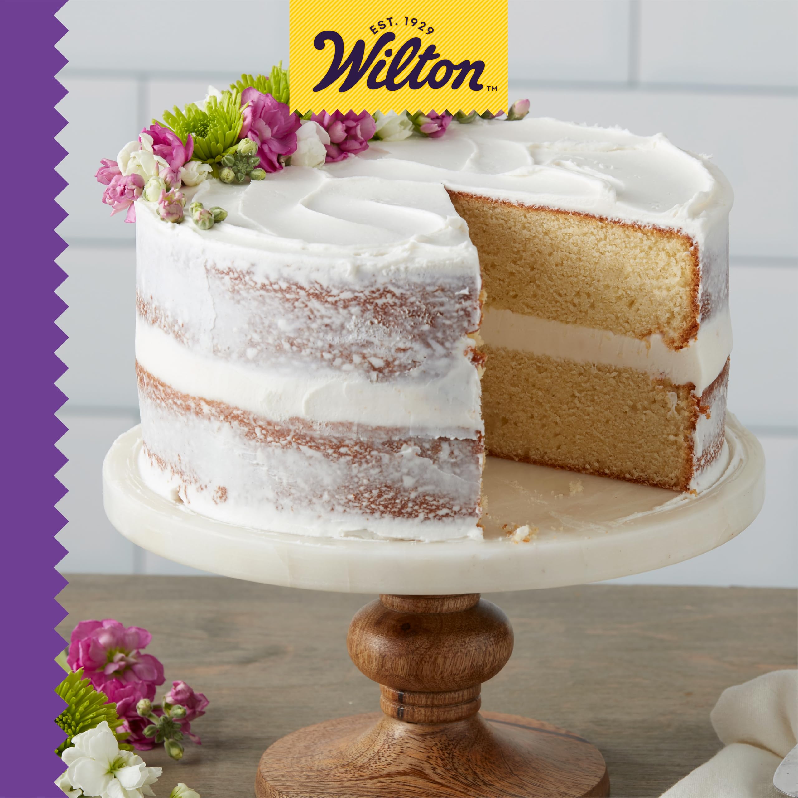 Wilton comparando nivelador con pastel para mostrar compatibilidad y escala