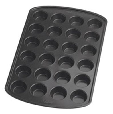 Wilton bandeja mostrando escala con manos, tamaño compacto