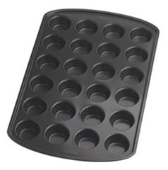 Wilton bandeja mostrando escala con manos, tamaño compacto