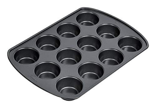 Wilton Gold bandeja con muffins dorados recién horneados demostrando liberación fácil
