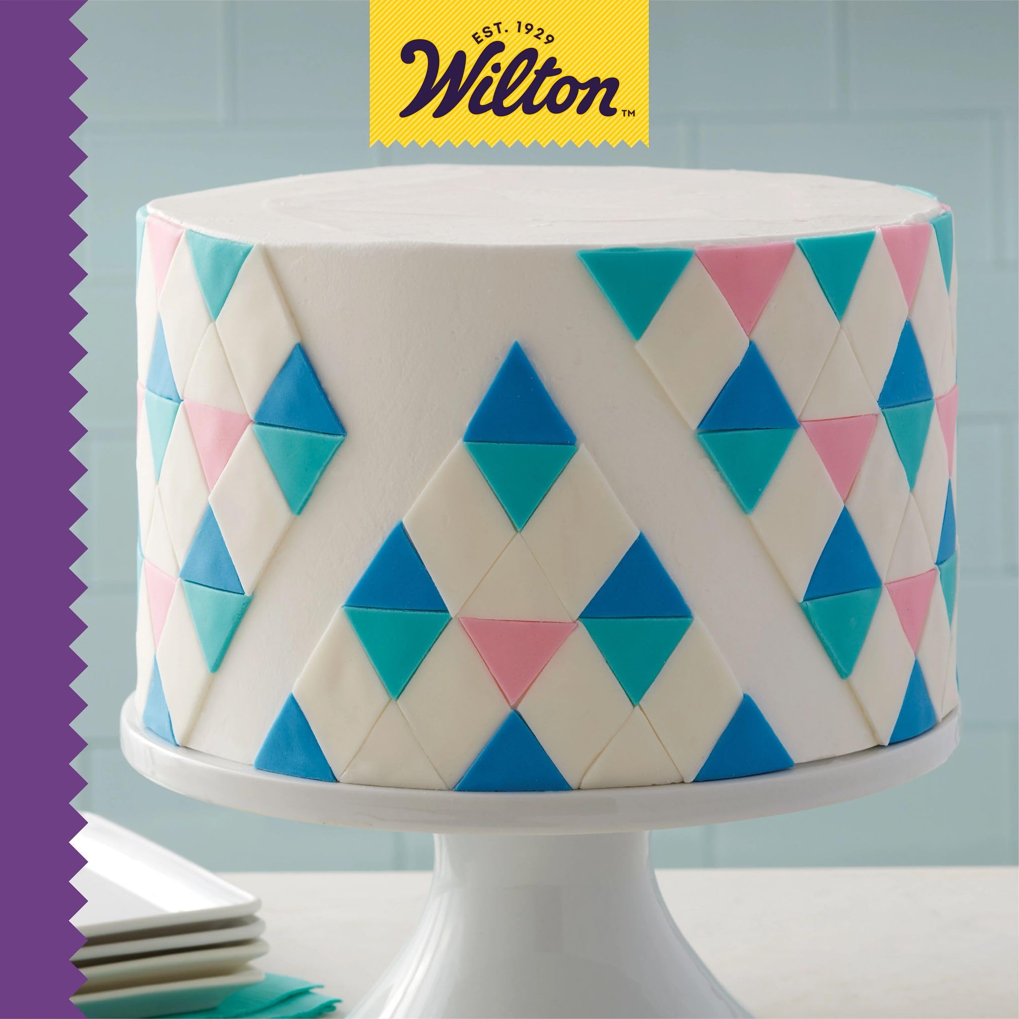 Wilton molde con papel y espátula mostrando preparación eficiente