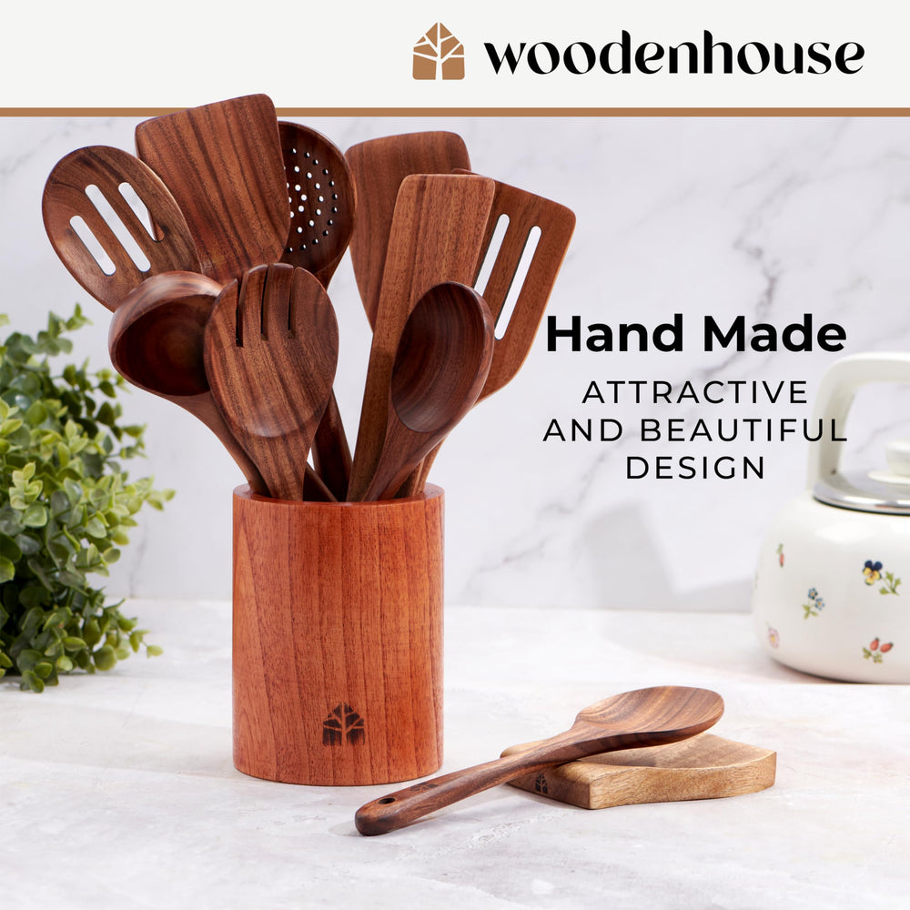 Woodenhouse conjunto de utensilios dispuesto en encimera elegante