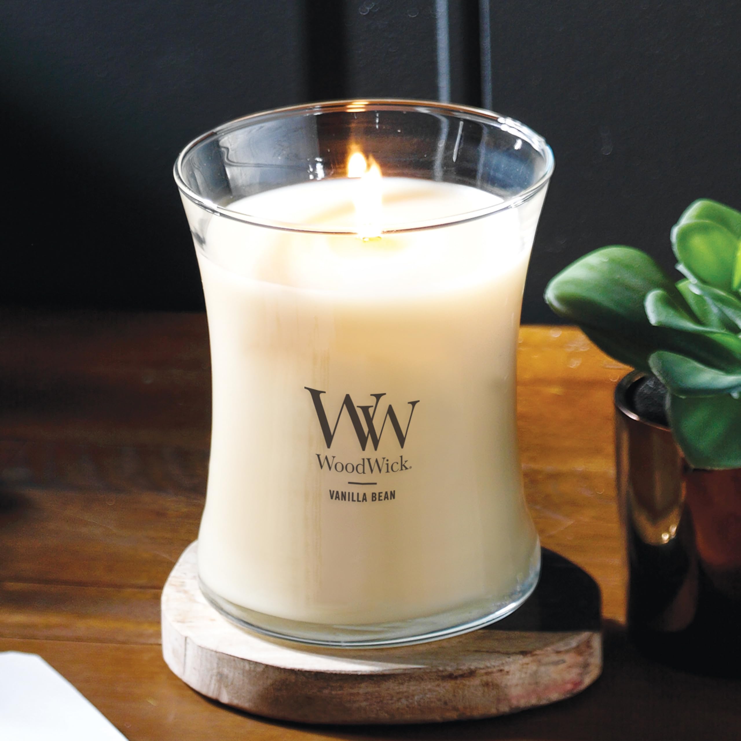 WoodWick(ウッドウィック) vela encendida creando ambiente cálido y acogedor