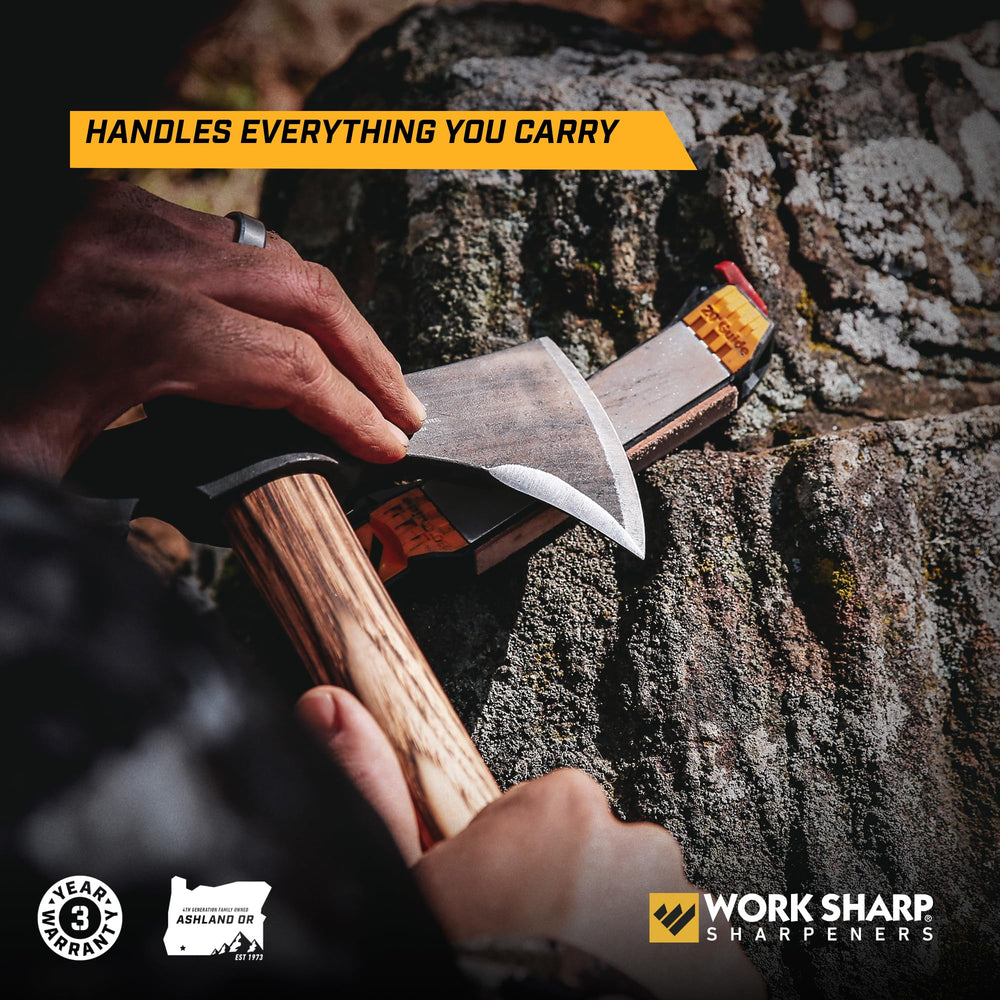Work Sharp en uso durante acampada demostrando mantenimiento del filo en campo
