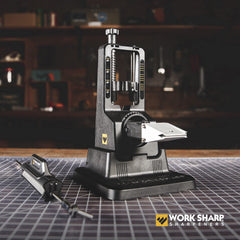WORK SHARP detalle de la mordaza v-block sosteniendo un cuchillo, sujeción segura
