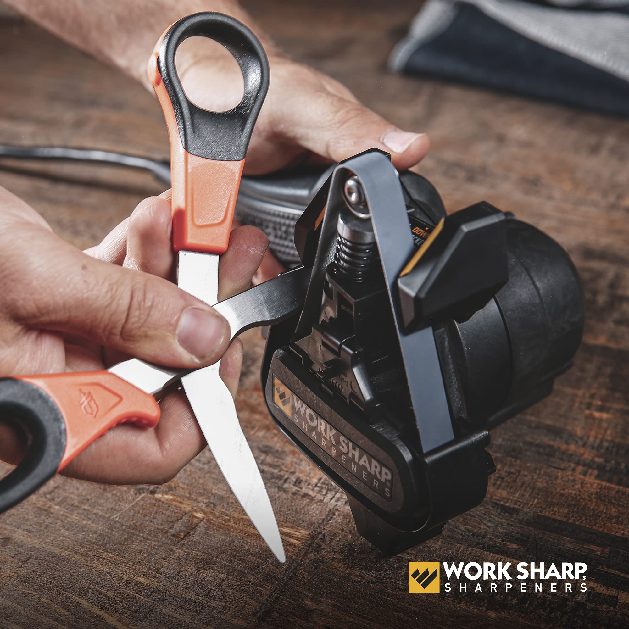 Work Sharp MK2 comparación de tamaño junto a una navaja para referencia