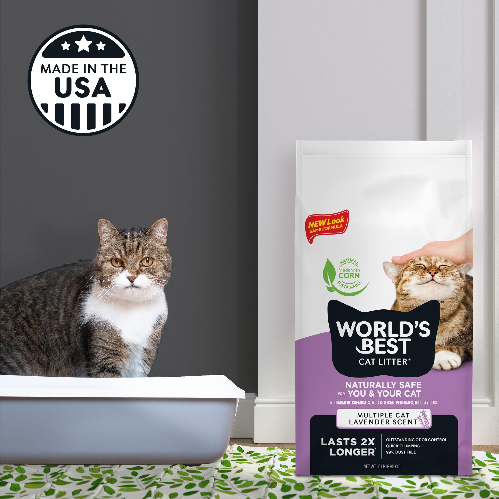World's Best Cat Litter bolsa junto a objetos para comparar tamaño y ahorro