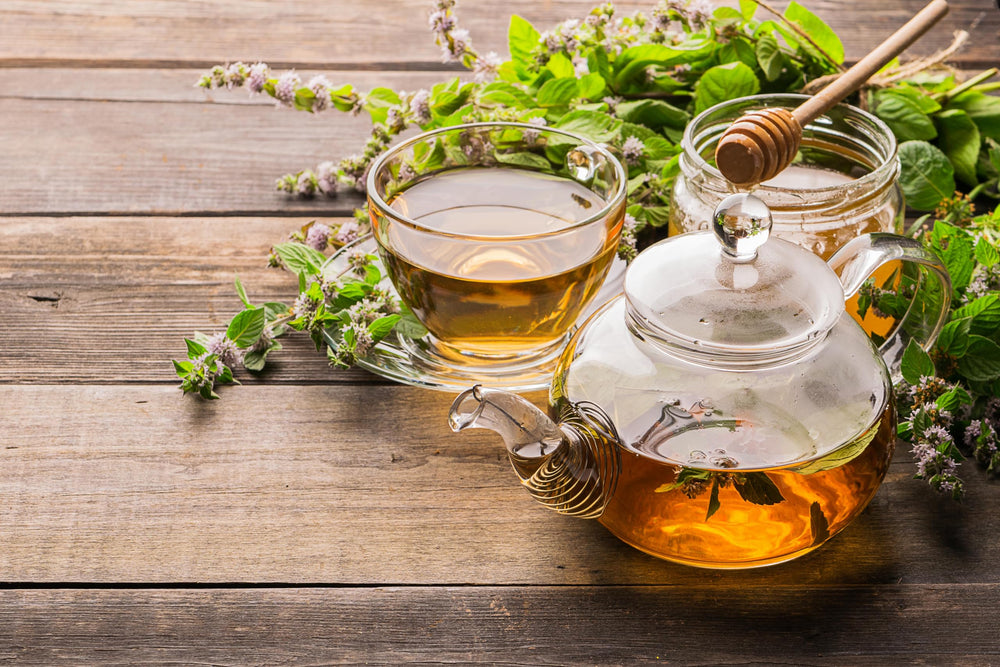 Worldwide Botanicals té de toronjil servido con hielo, imagen fresca y refrescante