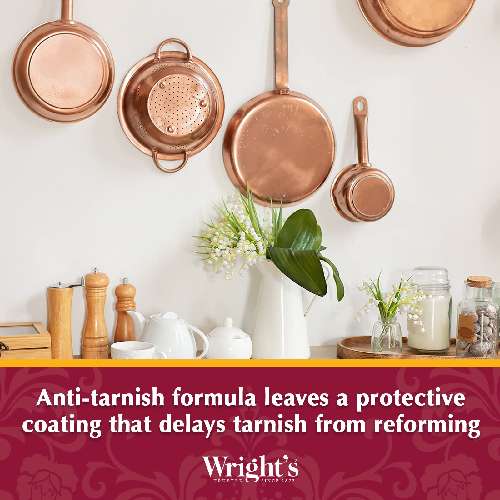 Wright's crema aplicada en una olla de cobre, restaura brillo rápidamente