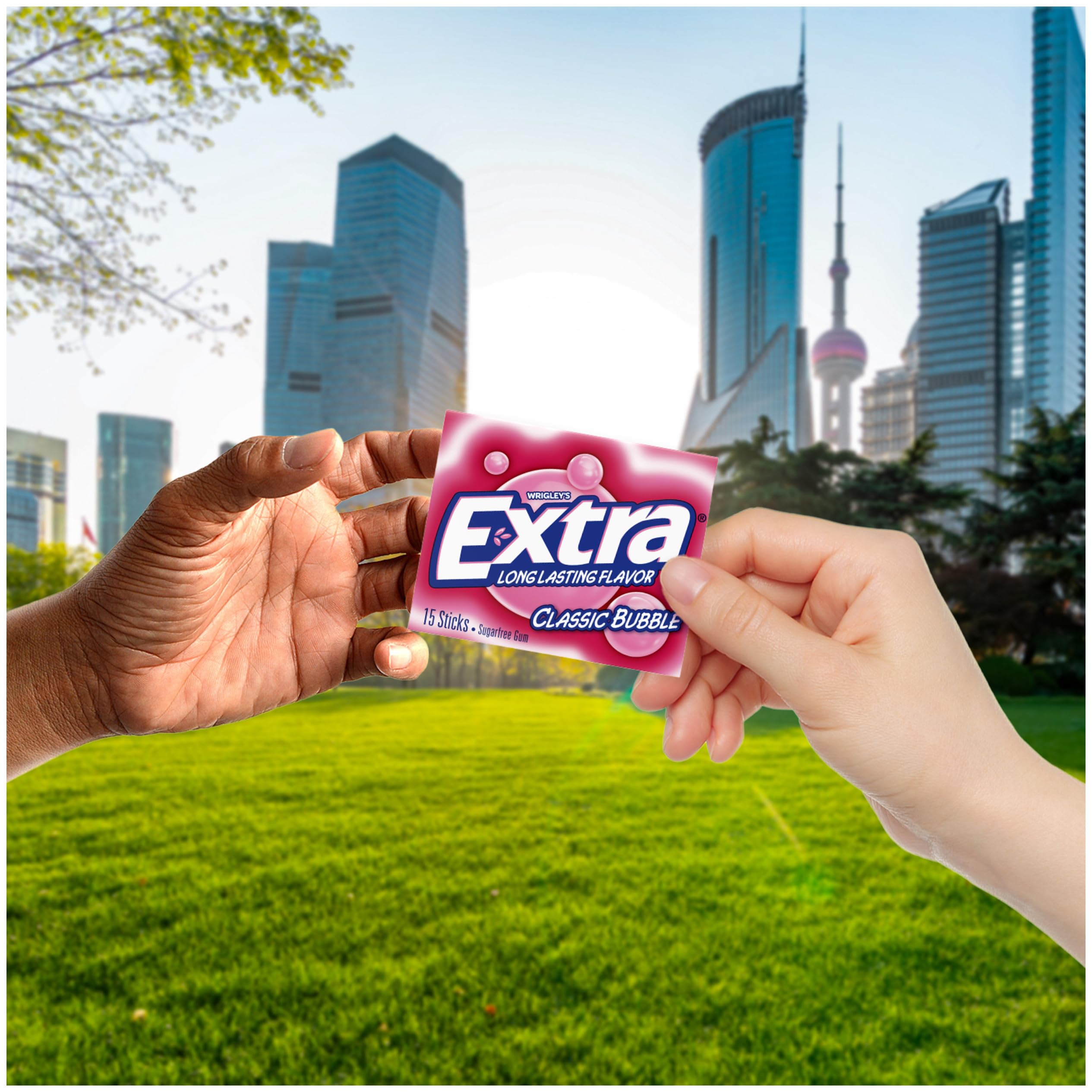 WRIGLEY'S EXTRA paquete en bolsillo demostrando portabilidad y conveniencia