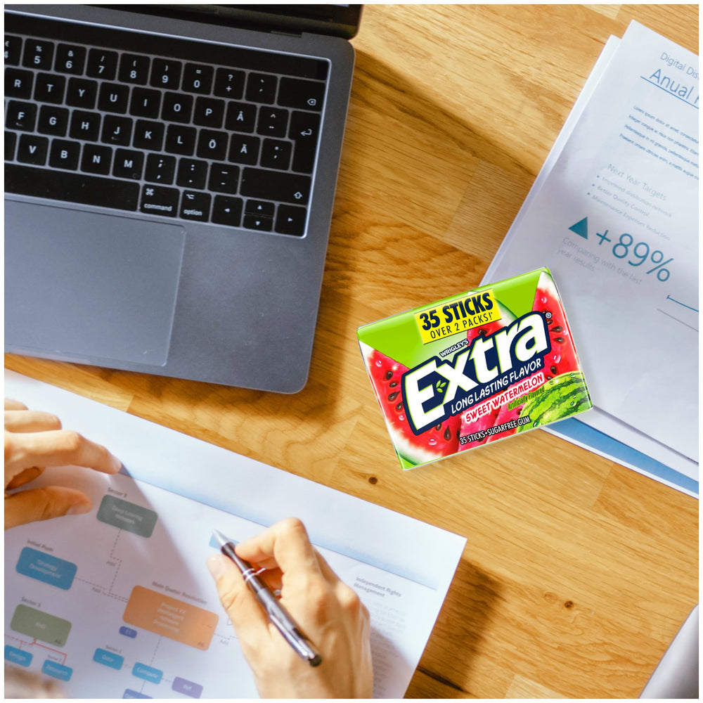 WRIGLEY'S EXTRA chicle usado en el coche mostrando frescura en movilidad