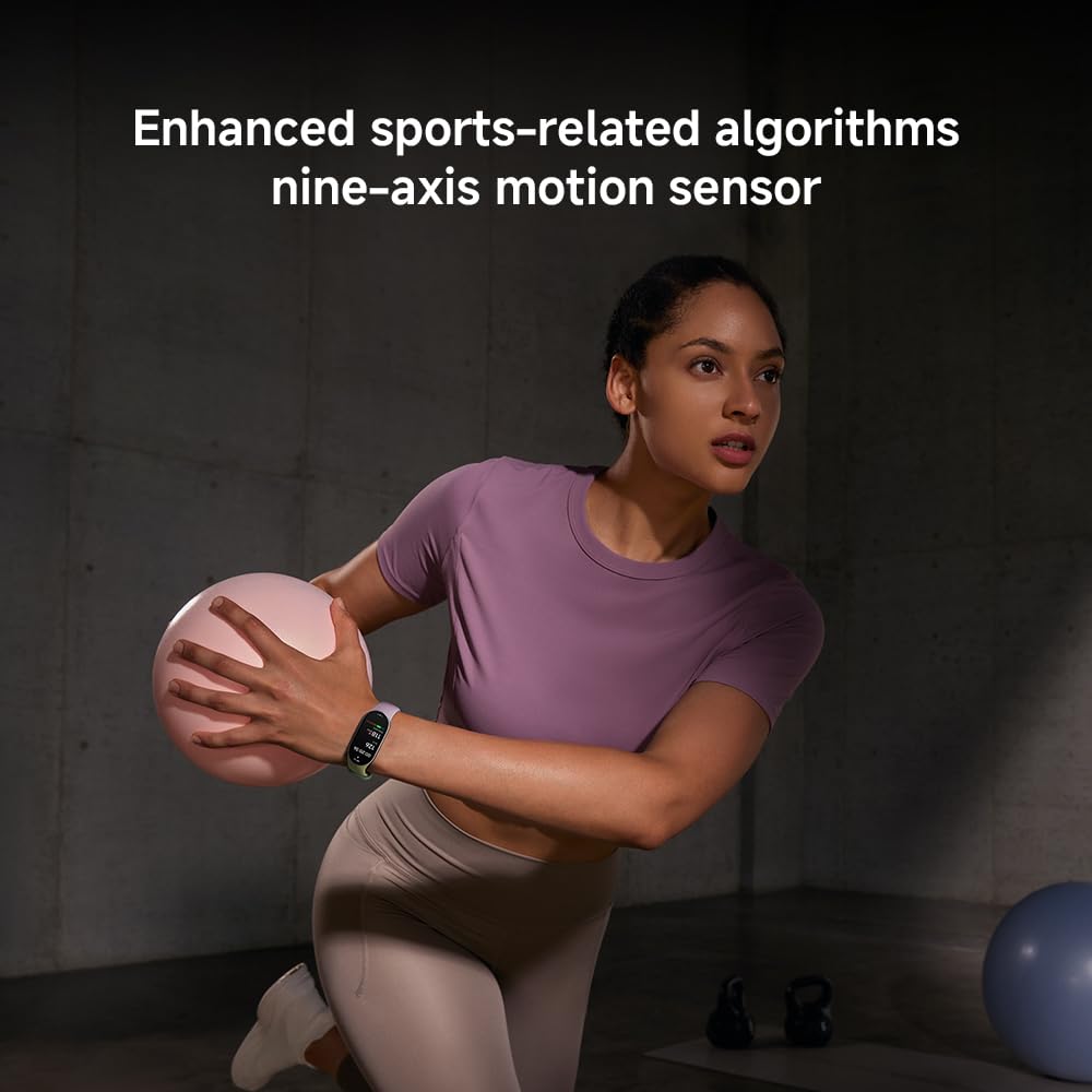 XIAOMI Mi Smart Band 10 en entorno urbano mostrando lectura rápida de datos