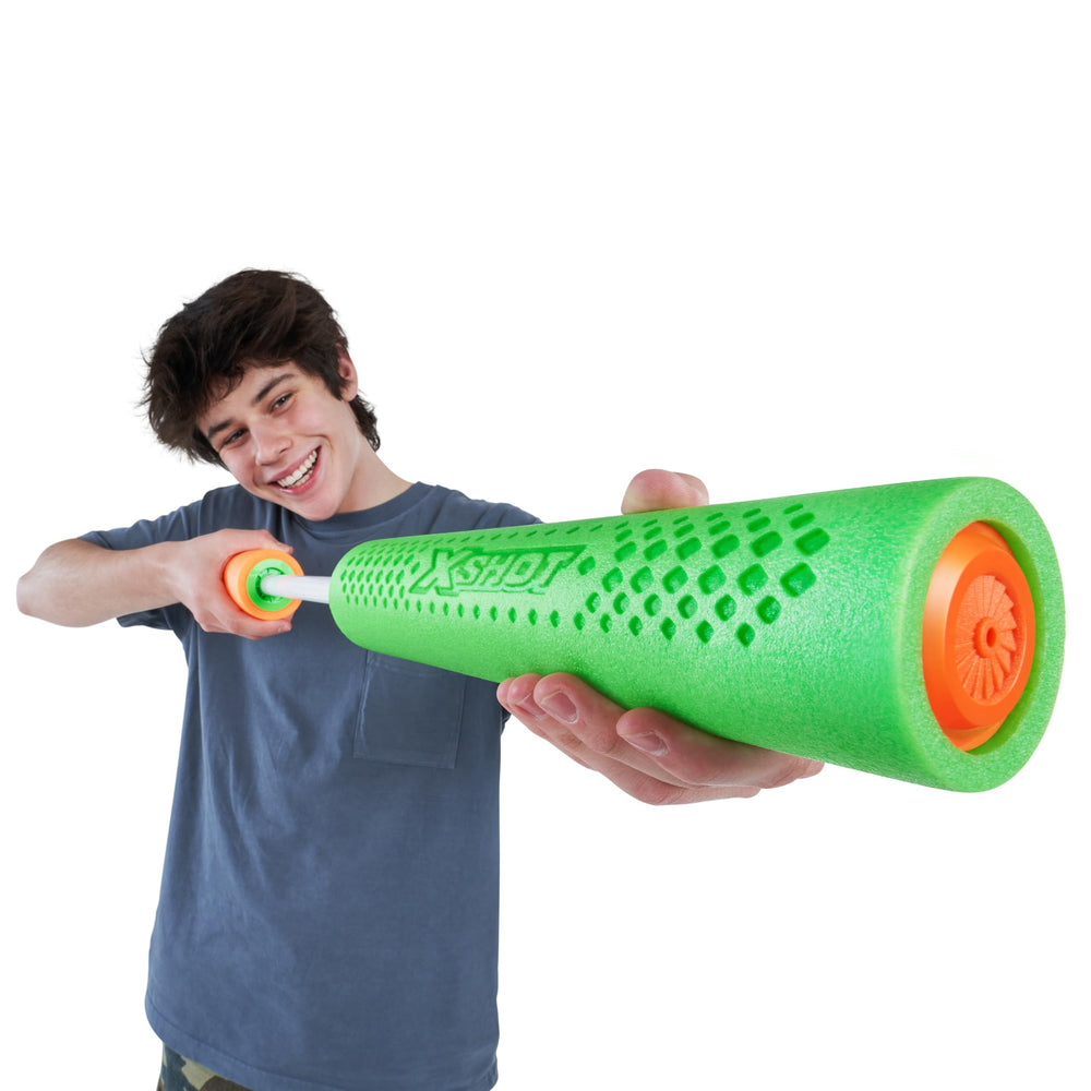 XSHOT set en jardín junto a niños jugando para inspirar partidas seguras y divertidas en exteriores