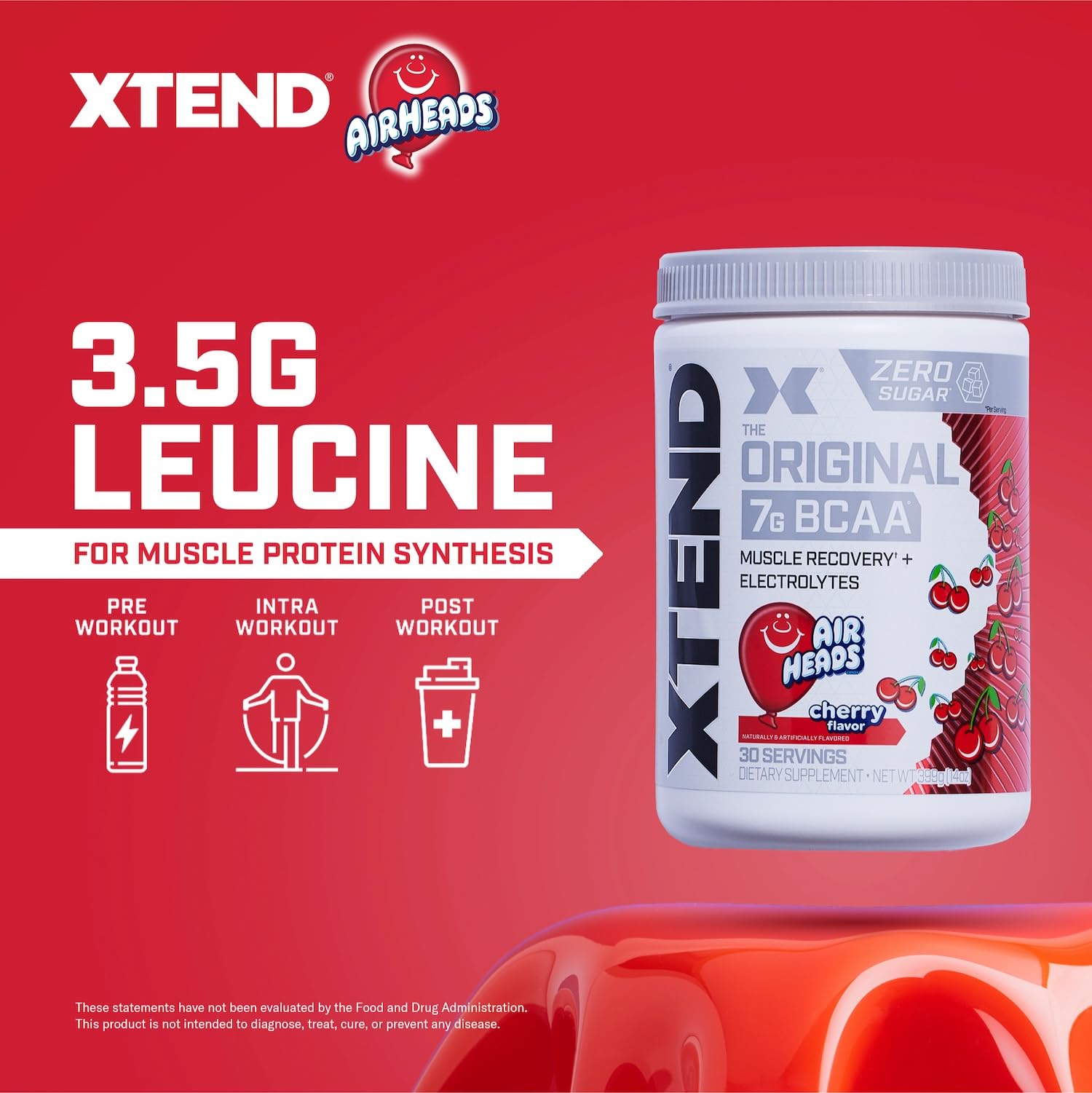 Vaso con Xtend mezclado en gimnasio mostrando hidratación durante ejercicio