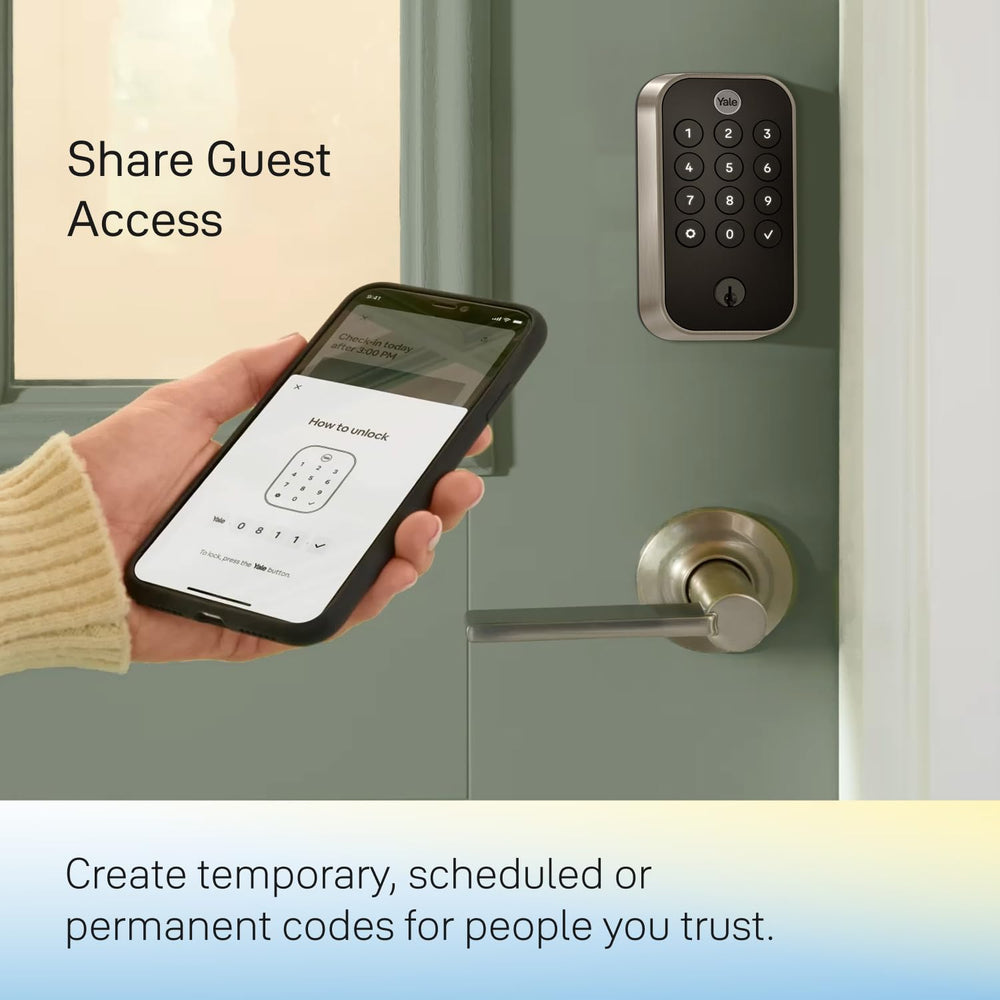 Yale Assure Lock 2 en uso con repartidor entregando paquete, control de accesos
