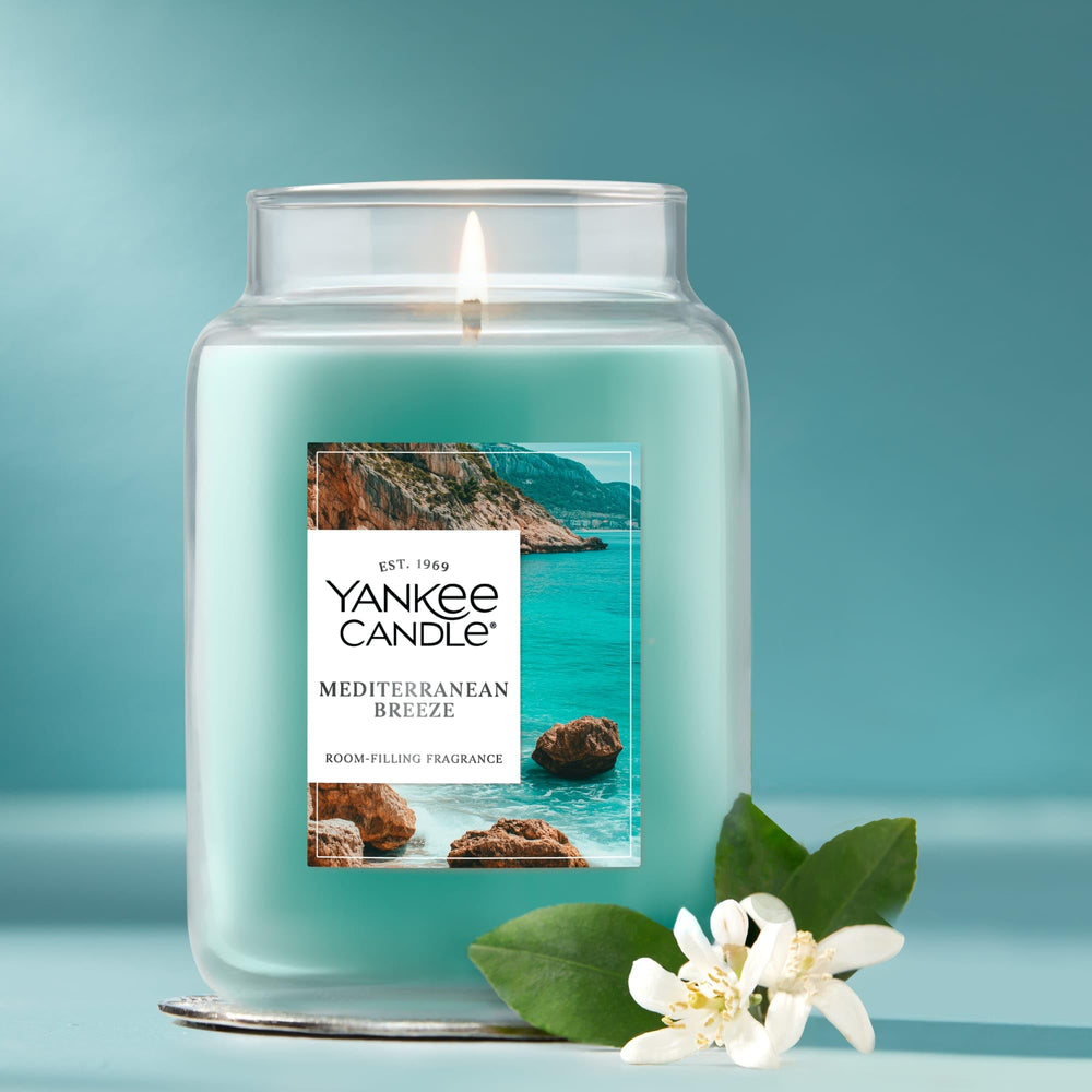 Yankee Candle vela encendida en salón creando ambiente costero y relajante
