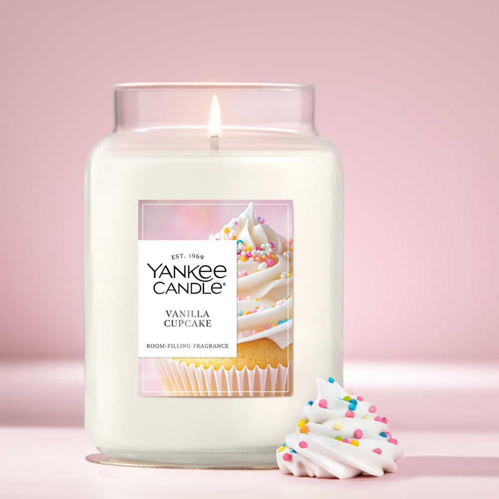 Yankee Candle comparación de tamaño en manos para referencia de 22 oz