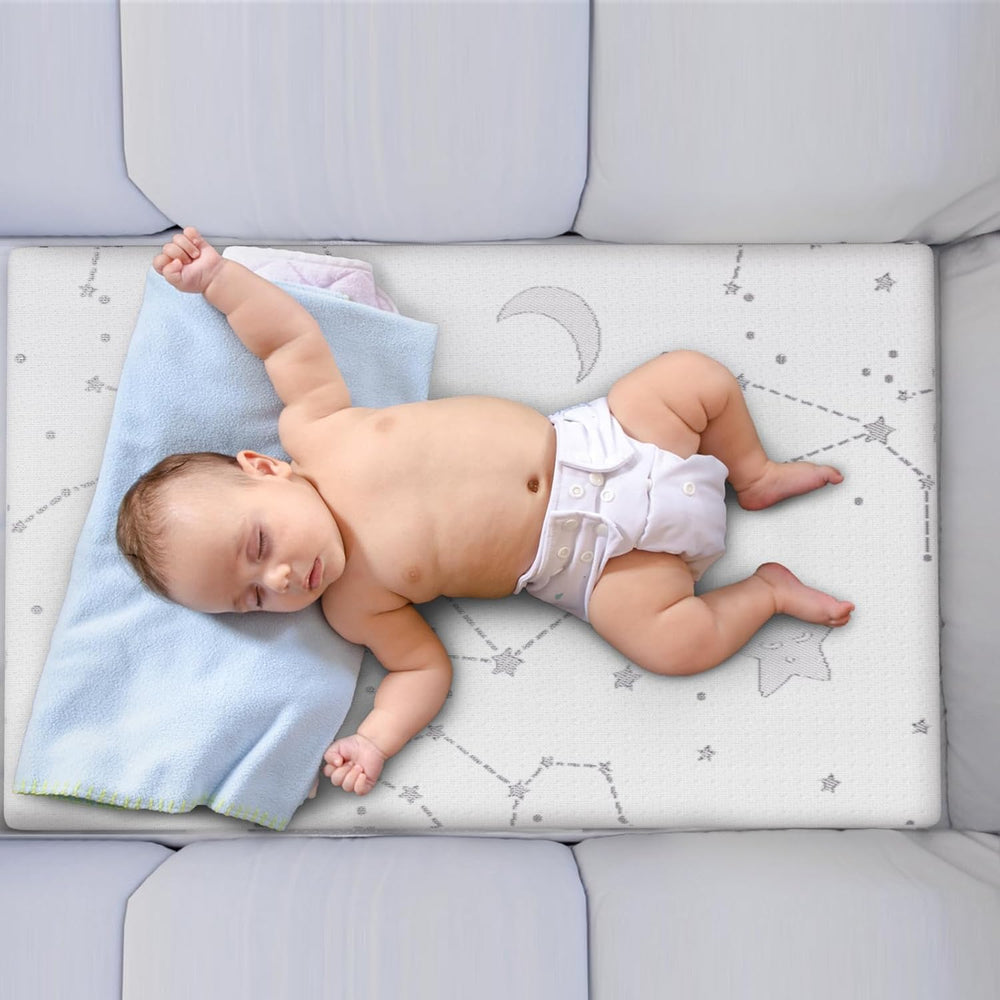 YENING escena familiar con bebé durmiendo en el topper