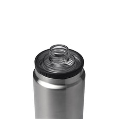 YETI Chug Cap montada en botella Rambler mostrando uso cómodo