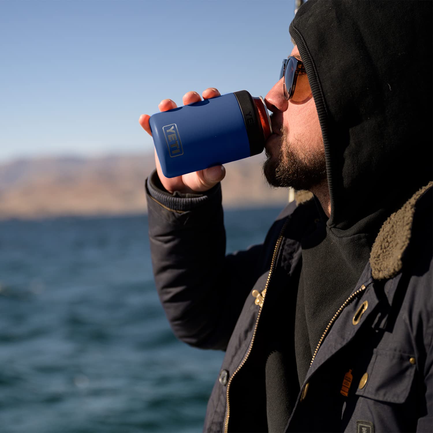 YETI Colster en una playa demostrando resistencia y conveniencia exterior