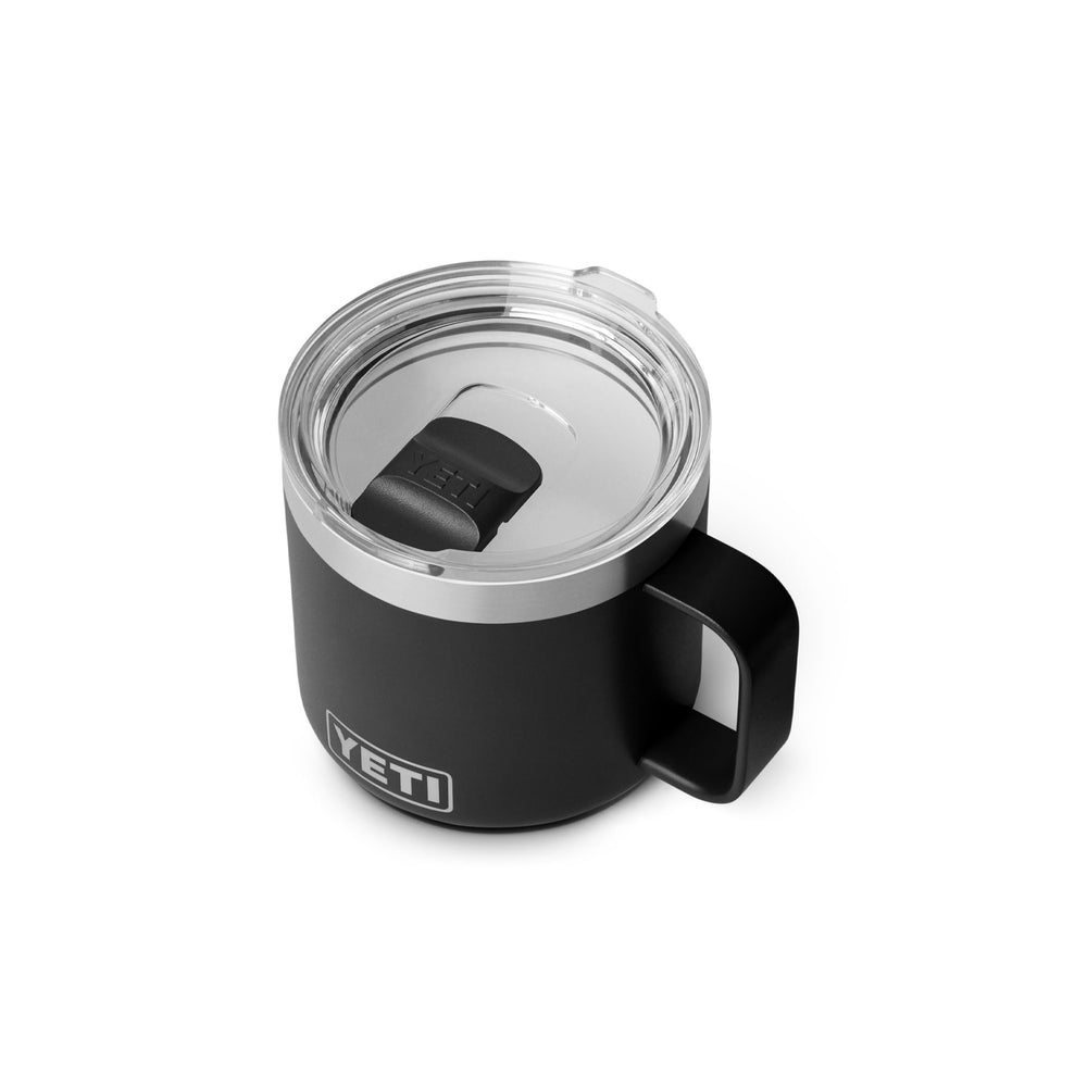YETI Rambler vista lateral con tazas apiladas ahorrando espacio