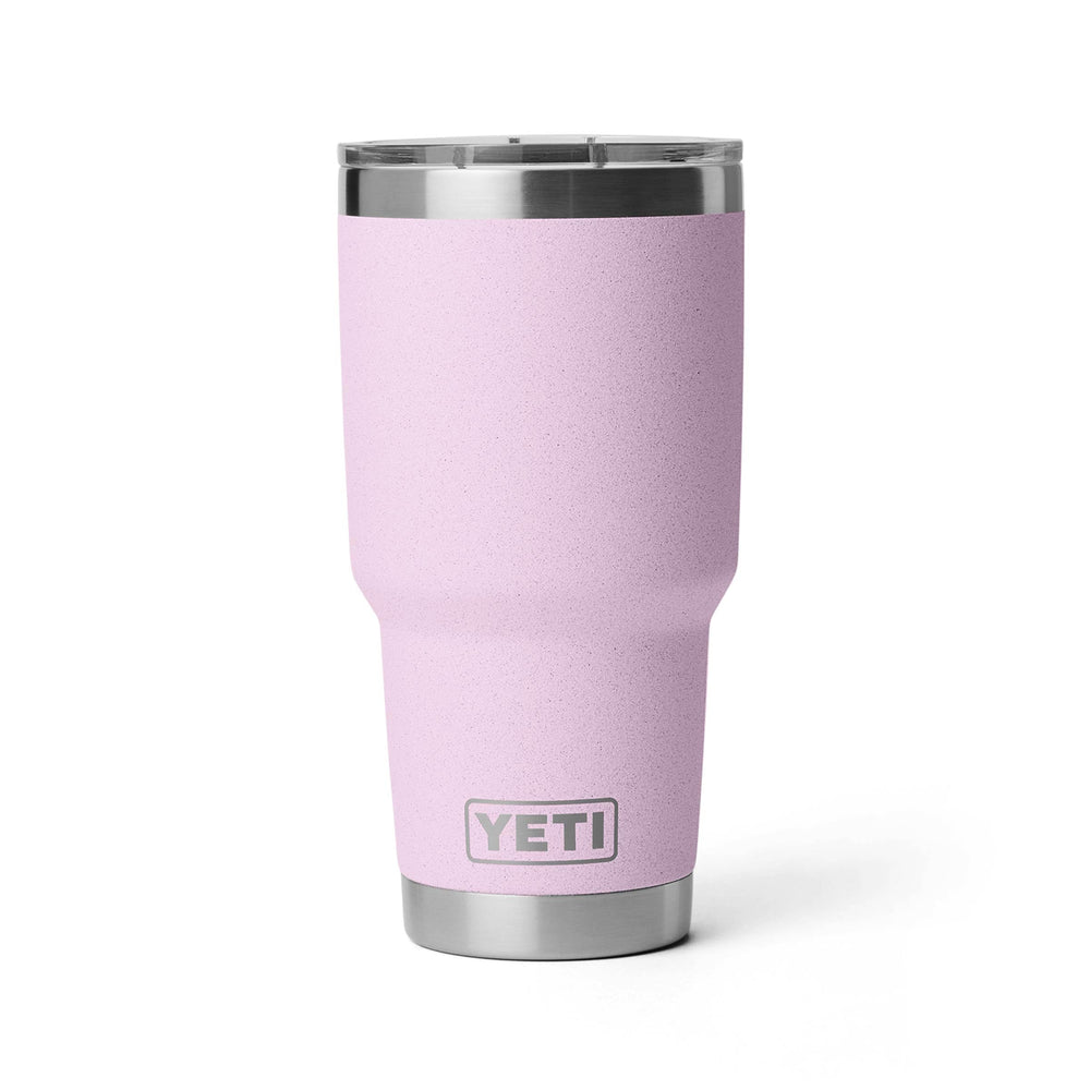 YETI Rambler vista frontal con acabado Cherry Blossom que destaca durabilidad