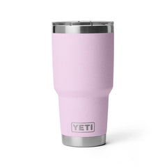 YETI Rambler vista frontal con acabado Cherry Blossom que destaca durabilidad