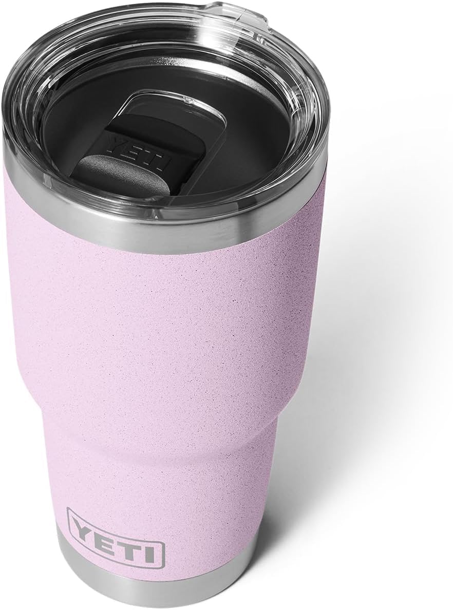 YETI Rambler tapa MagSlider mostrando cierre magnético para menos salpicaduras