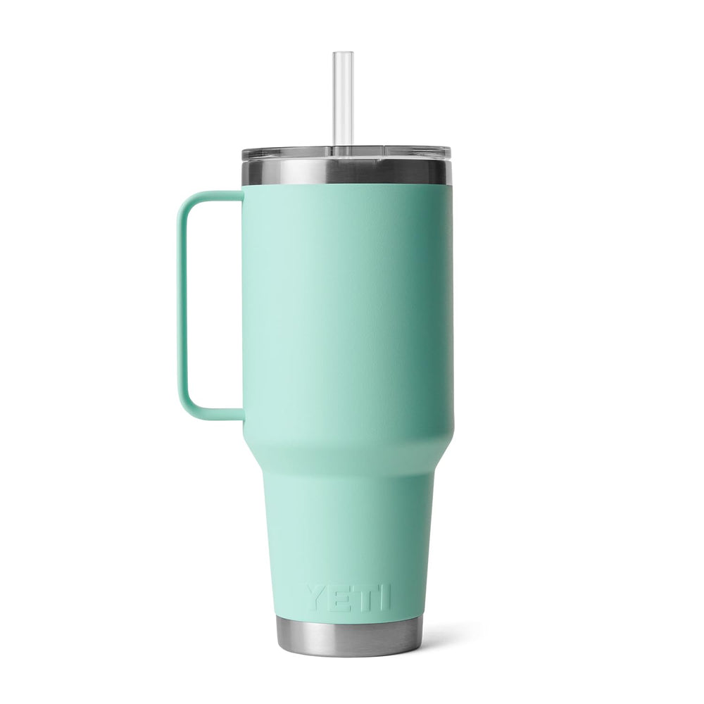 YETI Rambler colocado en ambiente exterior demostrando uso en actividades