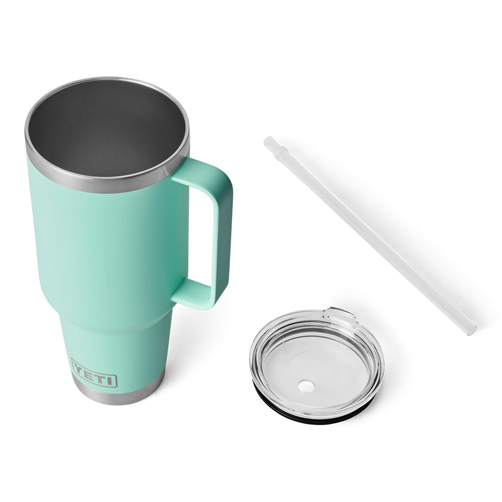 YETI Rambler en portavasos de coche ilustrando compatibilidad y estabilidad