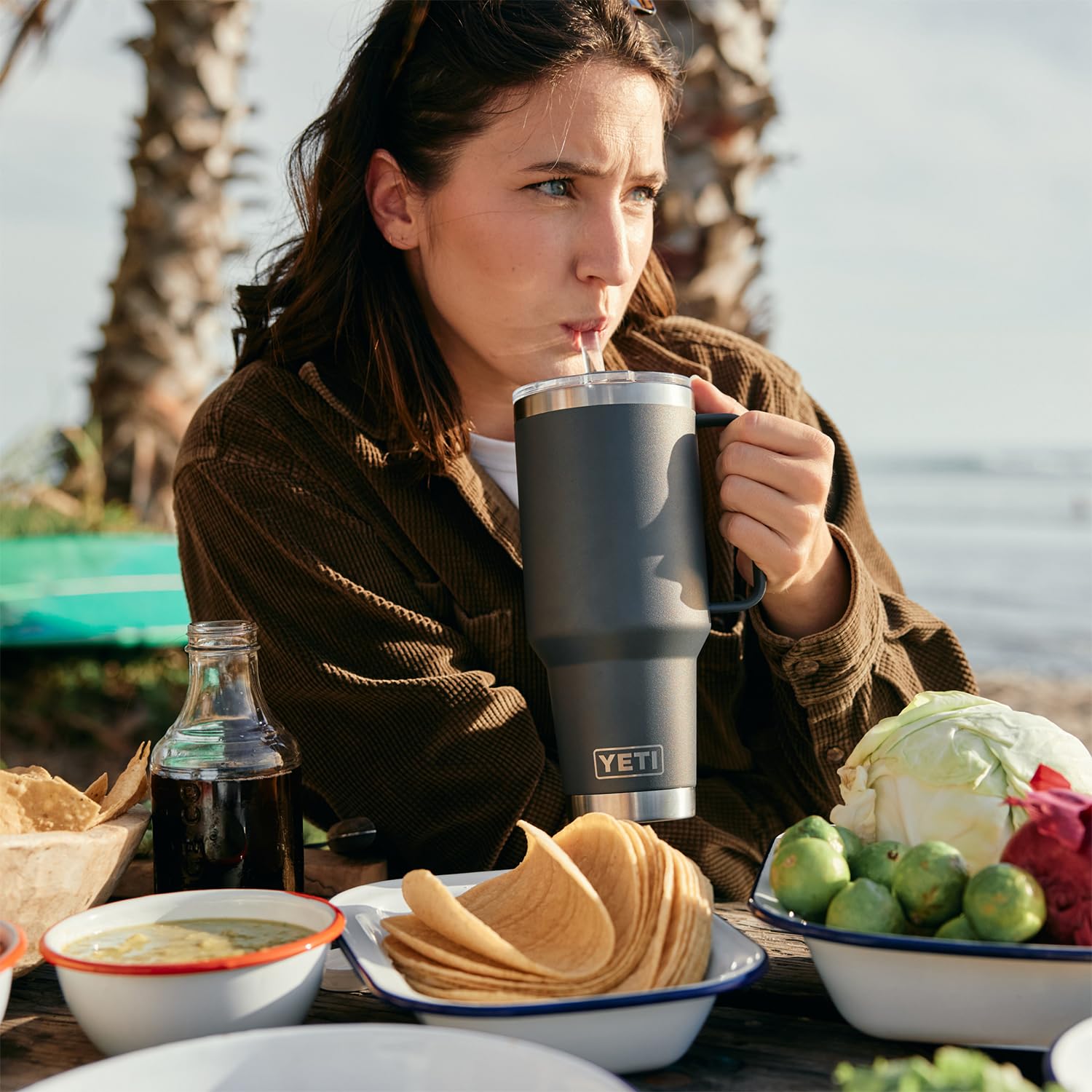 YETI Rambler colocado en portavasos de coche, encaje estable