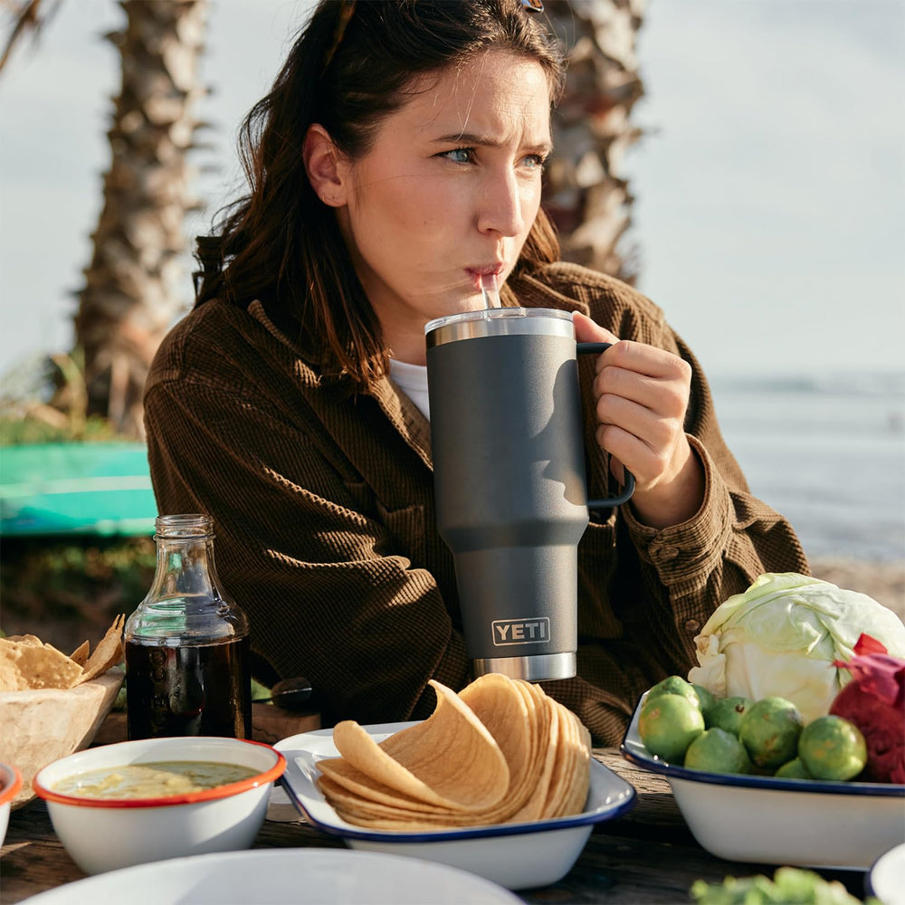 YETI Rambler colocado en portavasos de coche, encaje estable
