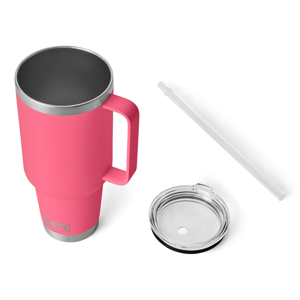 YETI Rambler en escena de playa, mantiene bebida fría al aire libre