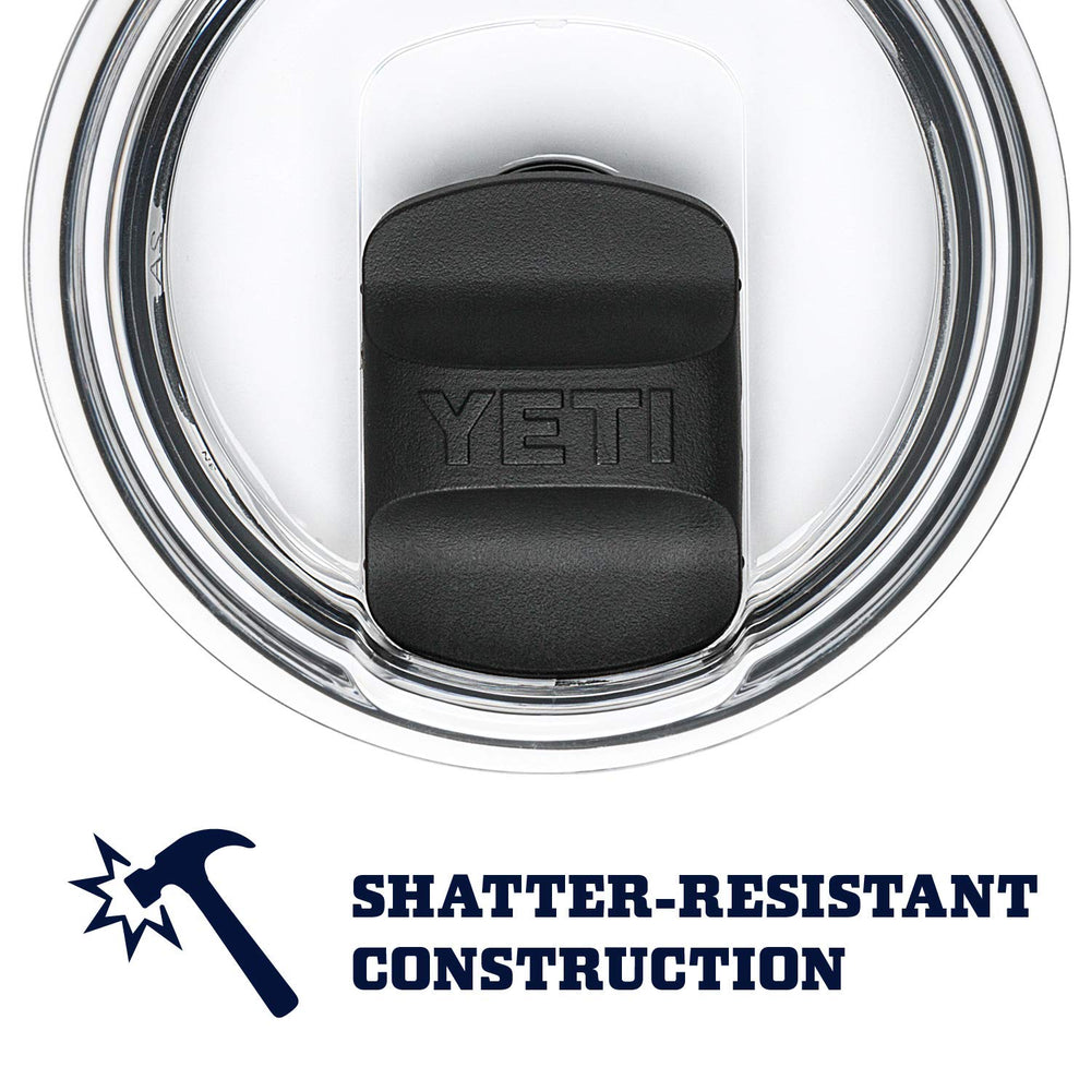 YETI Rambler junto a una botella para comparar tamaño práctico