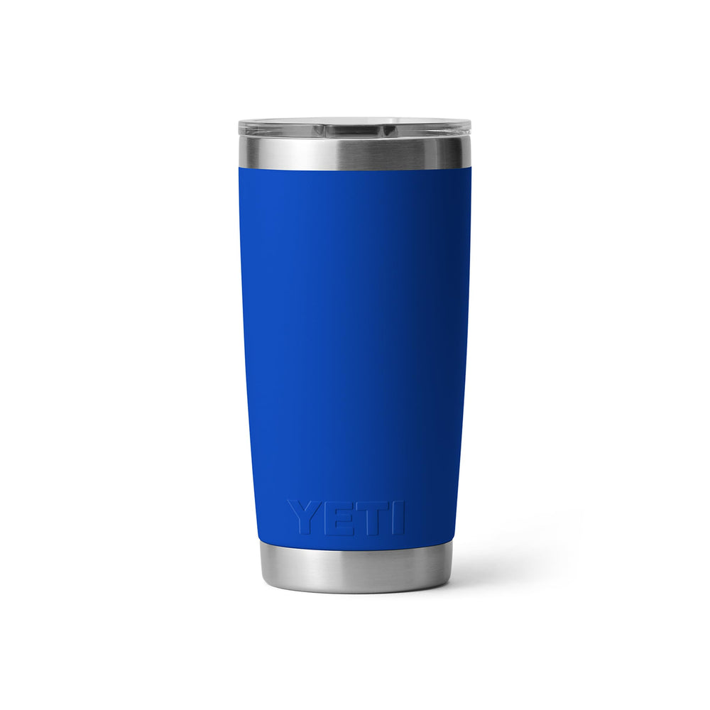 Persona sujetando YETI Rambler en mano para beber cómodamente