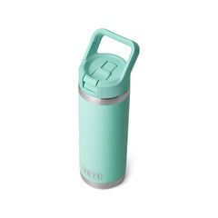 YETI Rambler en mano mostrando tamaño compacto y portabilidad